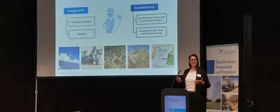 Referatsleiterin Katrin Schmidt hält einen Vortrag zum Klimaschutz in der Bauleitplanung