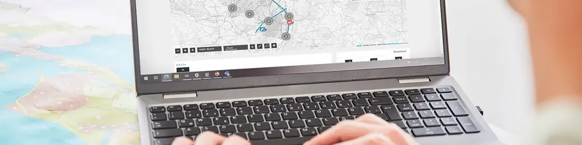 Aufgeklapptes Laptop mit Karte von RLP