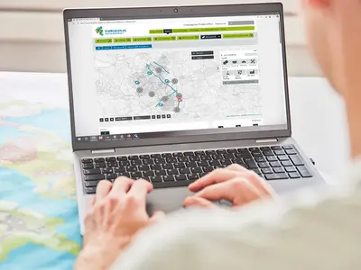 Aufgeklapptes Laptop mit Karte von RLP