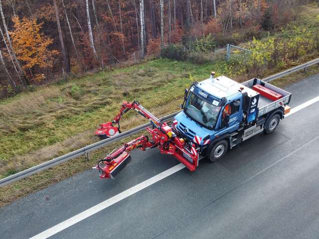 Der WaVe Unimog Prototyp im Testeinsatz auf einem stillgelegten Autobahnabschnitt