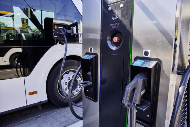 Das Foto zeigt eine Ladestation mit einem Bus