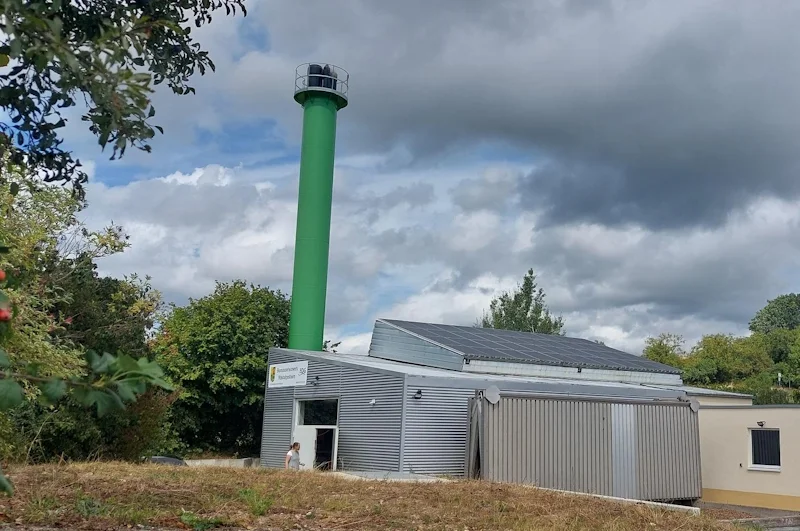 Gebäude mit grünem Turm