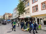 Menschen transportieren einen Wanderbaum