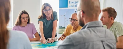 Besprechung mehrerer Menschen zum Thema Bauleitplanung