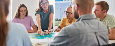 Besprechung mehrerer Menschen zum Thema Bauleitplanung
