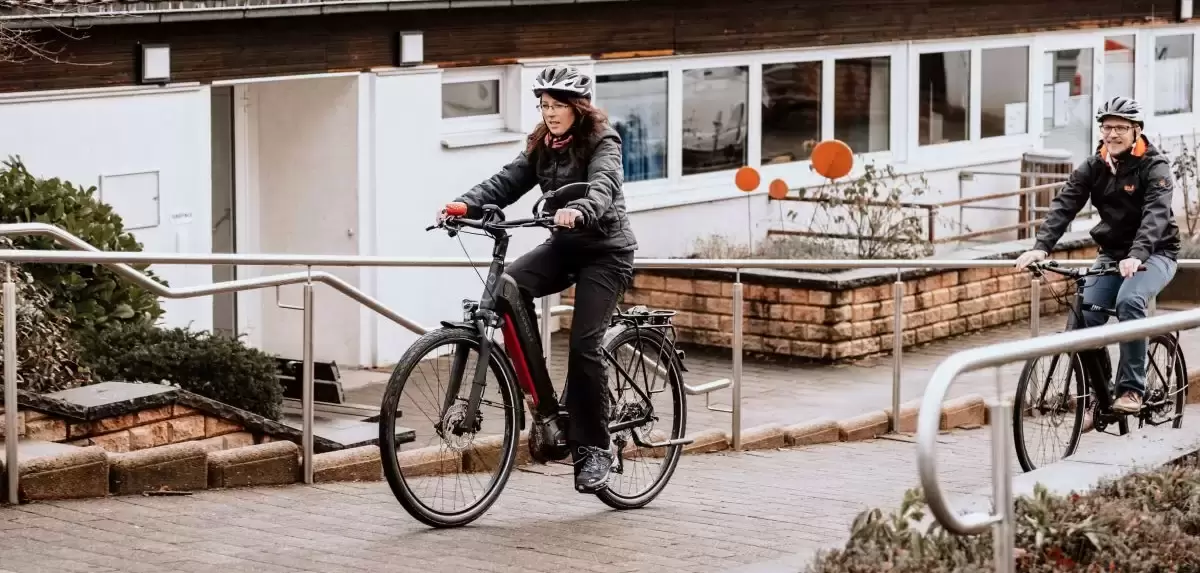  Zoar-Mitarbeiter Doris Keiper und Jörg Weber auf ihren geleasten E-Bikes