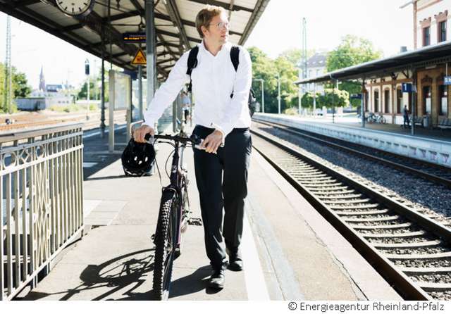 Auf dem Weg zur Arbeit mit Rad und Bahn