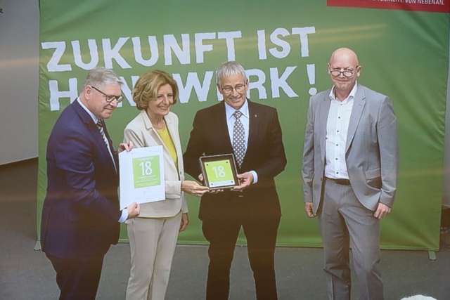 Ministerpräsidentin Malu Dreyer übergibt die Klimaschutzplakette H.ausgezeichnet;