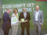 Ministerpräsidentin Malu Dreyer übergibt die Klimaschutzplakette H.ausgezeichnet;