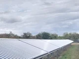 Solarthermie-Kollektoren auf Wiese