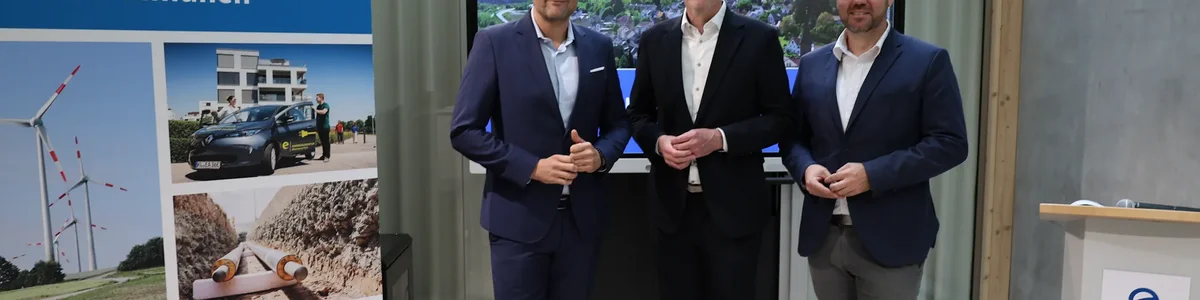 Staatssekretär Daniel Stich, Wirtschaftsminister Michael Ebling, EKA.rlp Geschäftsführer Johannes Kletting stehen nebeneinander und schauen in die Kamera