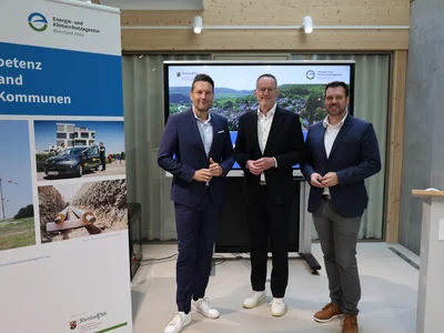 Staatssekretär Daniel Stich, Wirtschaftsminister Michael Ebling, EKA.rlp Geschäftsführer Johannes Kletting stehen nebeneinander und schauen in die Kamera