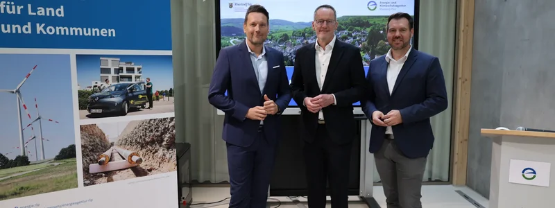 Staatssekretär Daniel Stich, Wirtschaftsminister Michael Ebling, EKA.rlp Geschäftsführer Johannes Kletting stehen nebeneinander und schauen in die Kamera