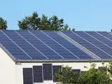 Photovoltaik-Anlage auf dem Dach eines Wohnhauses
