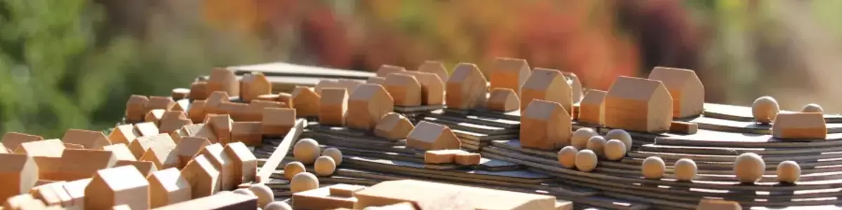 Modellkommuje aus kleinen Holzhäuschen