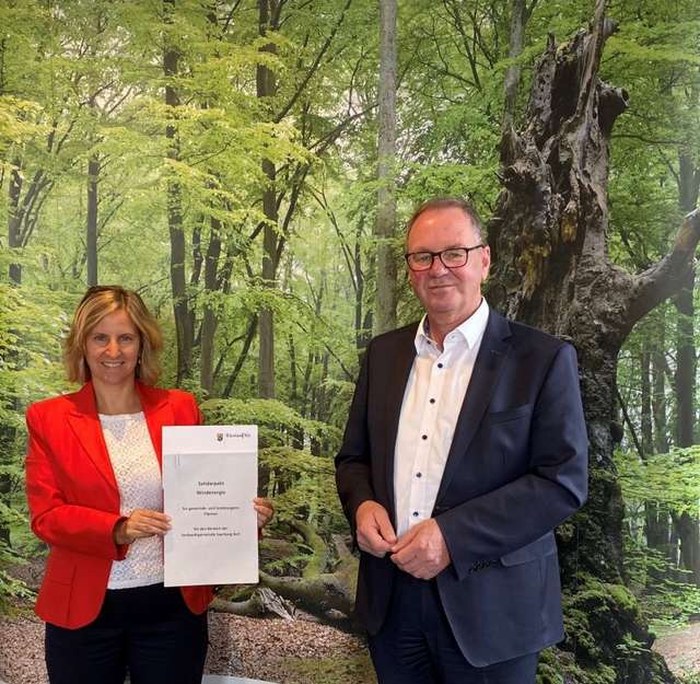 Klimaschutzministerin Katrin Eder und Verbandsgemeindebürgermeister Jürgen Dixius bei der Unterzeichnung des Solidarpaktes
