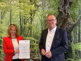 Klimaschutzministerin Katrin Eder und Verbandsgemeindebürgermeister Jürgen Dixius bei der Unterzeichnung des Solidarpaktes