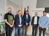v.l.n.r.: Robert Schumann (Energiemanager der Stadt Boppard), Jörg Haseneier (Bürgermeister Boppard), Dominik Nachtsheim (Fachbereichsleiter Eigenbetrieb Kanalwerke, Hoch- und Tiefbau der Stadt Boppard), Benjamin Herrmann (Abteilungsleiter bei der Energie- und Klimaschutzagentur RLP), Dr. Tobias Büttner (Geschäftsführer Energie- und Klimaschutzagentur RLP), Jonas Rechtsteiner (Regionalreferent bei der Energie- und Klimaschutzagentur RLP).