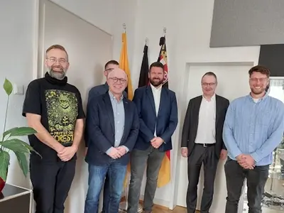 v.l.n.r.: Robert Schumann (Energiemanager der Stadt Boppard), Jörg Haseneier (Bürgermeister Boppard), Dominik Nachtsheim (Fachbereichsleiter Eigenbetrieb Kanalwerke, Hoch- und Tiefbau der Stadt Boppard), Benjamin Herrmann (Abteilungsleiter bei der Energie- und Klimaschutzagentur RLP), Dr. Tobias Büttner (Geschäftsführer Energie- und Klimaschutzagentur RLP), Jonas Rechtsteiner (Regionalreferent bei der Energie- und Klimaschutzagentur RLP).