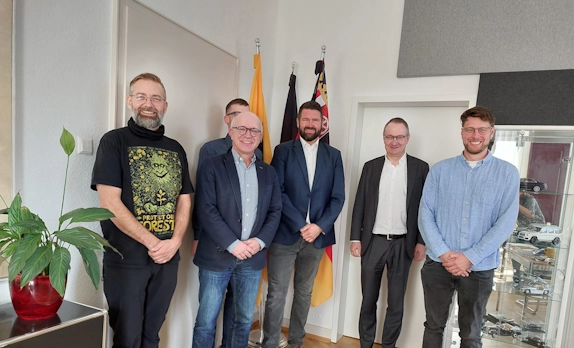 v.l.n.r.: Robert Schumann (Energiemanager der Stadt Boppard), Jörg Haseneier (Bürgermeister Boppard), Dominik Nachtsheim (Fachbereichsleiter Eigenbetrieb Kanalwerke, Hoch- und Tiefbau der Stadt Boppard), Benjamin Herrmann (Abteilungsleiter bei der Energie- und Klimaschutzagentur RLP), Dr. Tobias Büttner (Geschäftsführer Energie- und Klimaschutzagentur RLP), Jonas Rechtsteiner (Regionalreferent bei der Energie- und Klimaschutzagentur RLP).