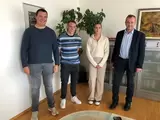 Klimaschutzmanager Felix Fauß, Klimascouts Mika Keller und Emilia Neumann und Verbandsbürgermeister Christoph Lothschütz (vlnr), Bild: VG Oberes Glantal