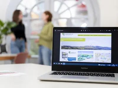 Aufgeklapptes Laptop auf Tisch