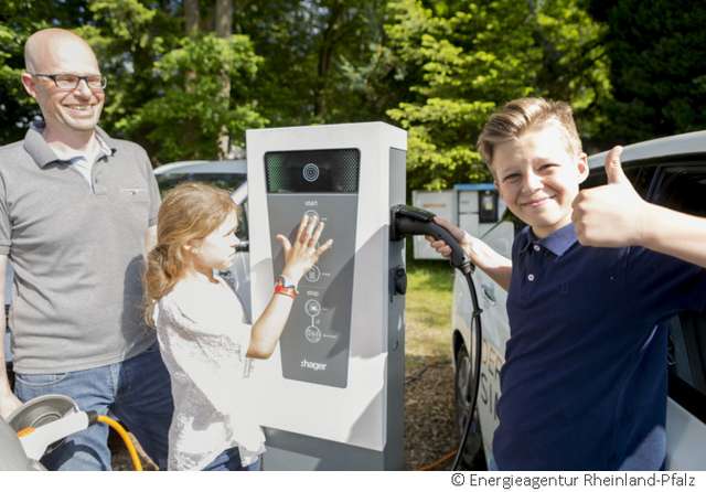 E-Auto laden, Daumen hoch 