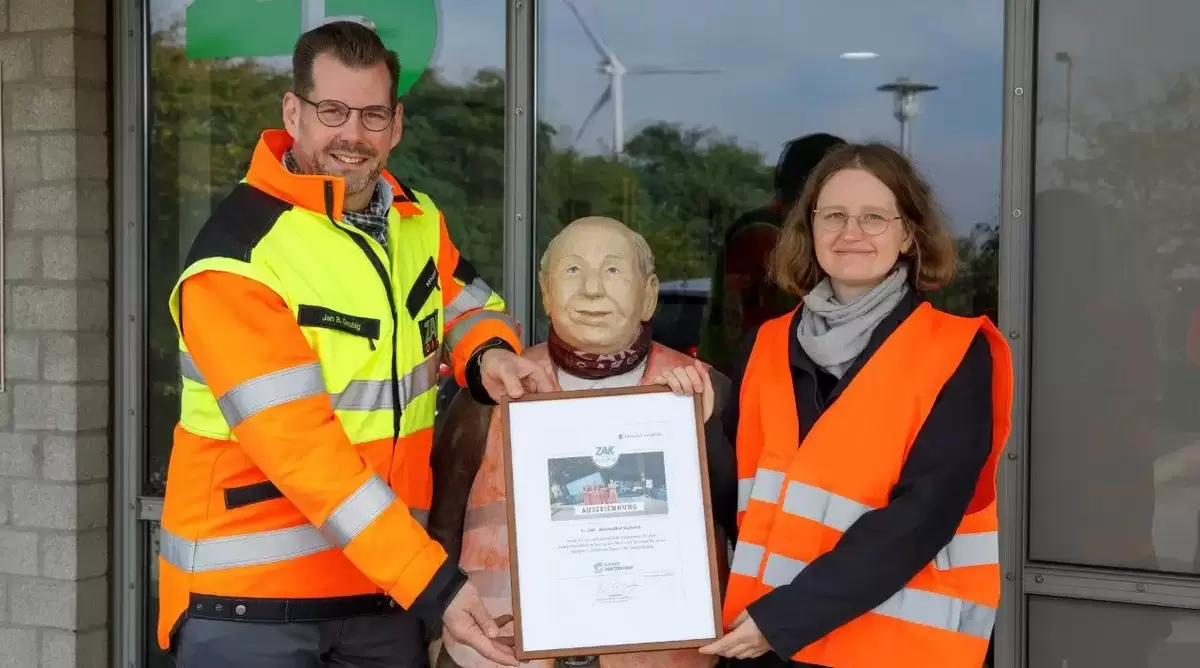 ZAK-Vorstand Jan Deubig und Dr. Mareike Hoffmann (DUH) bei der Verleihung der Auszeichnung als „Grüner Wertstoffhof“