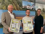 Landrat Achim Hallerbach und Klimaschutzmanagerin Janine Sieben gratulierten Azubi Justin Scheffen zu seinem tollen Erfolg beim Klimascout-Projekt