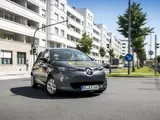 Ein Renault Zoe biegt um die Ecke