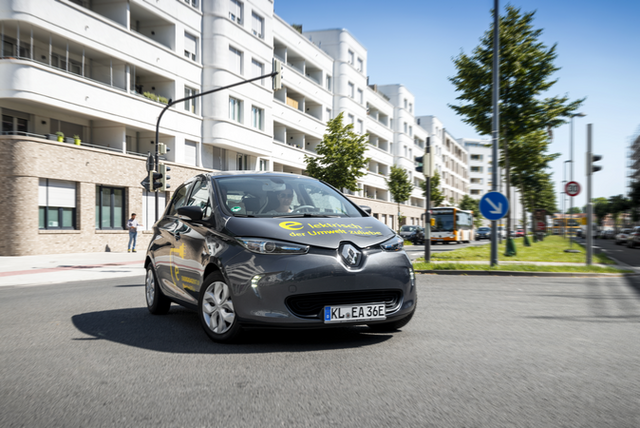 Ein Renault Zoe biegt um die Ecke