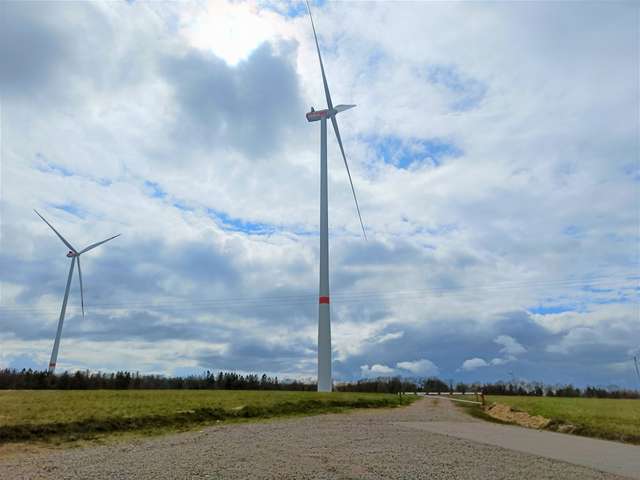 Zwei der Windräder im Windpark Kröppen I.