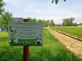 Schild, das in einer Wiese steht