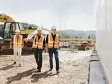 Bauarbeiter laufen auf einer Baustelle