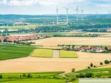 Kommune eingebettet in sommerliche Landschaft