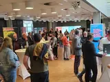 Viele Leute stehen in Grüppchen zusammen und unterhalten sich