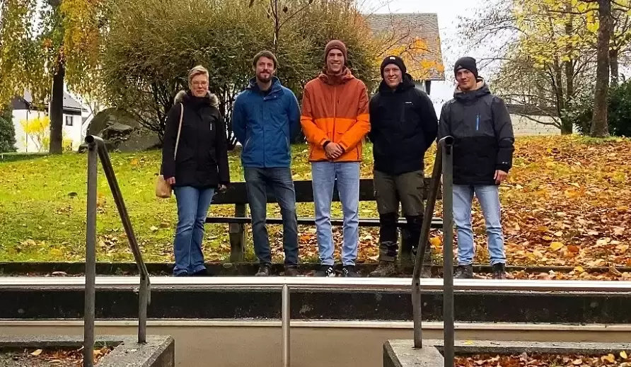An einem Kneipp-Becken hat sich Klimaschutzpatin Elisa Heilig mit (v.l.n.r.) Maximilian Koch, Jakob Thiede, Marvin Hattemer und Jan Siener aufgestellt.  