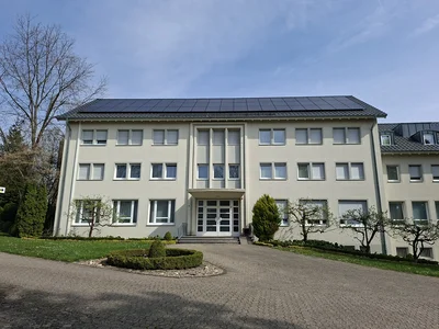 Großes Gebäude mit PV-Anlage auf dem Dach