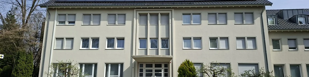 Großes Gebäude mit PV-Anlage auf dem Dach