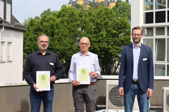 Ulrich Richter-Hopprich, Bürgermeister der Verbandsgemeinde Montabaur (rechts) konnten den Gewinnern der Aktion Klima-Coach Heiko Hickmann (links) und Johannes Noll (Mitte) die Urkunden überreichen. (Foto: Verbandsgemeinde Montabaur)