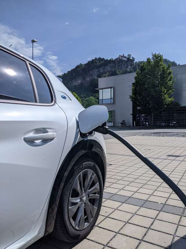 E-Auto beim Laden an öffentlicher Ladestation