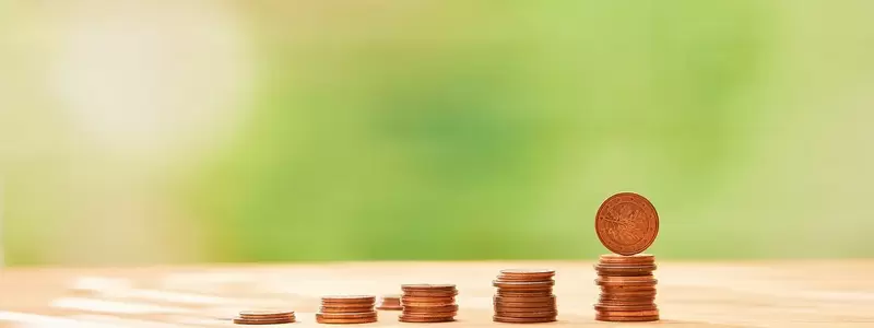 mehrer Stapel mit Münzen, arrangiert als Münztreppe