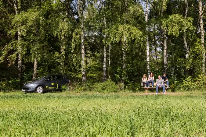 E-Auto und Familie im Grünen