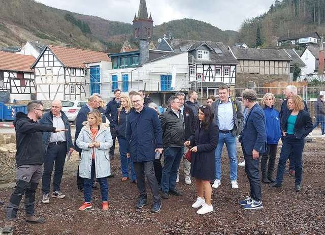 Mehrere Personen stehen auf einer Baustelle 