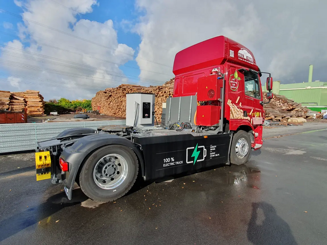 E-LKW DAF mit DC-Ladestation