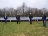 Personen vor Freiflächen-Photovoltaik-Anlage