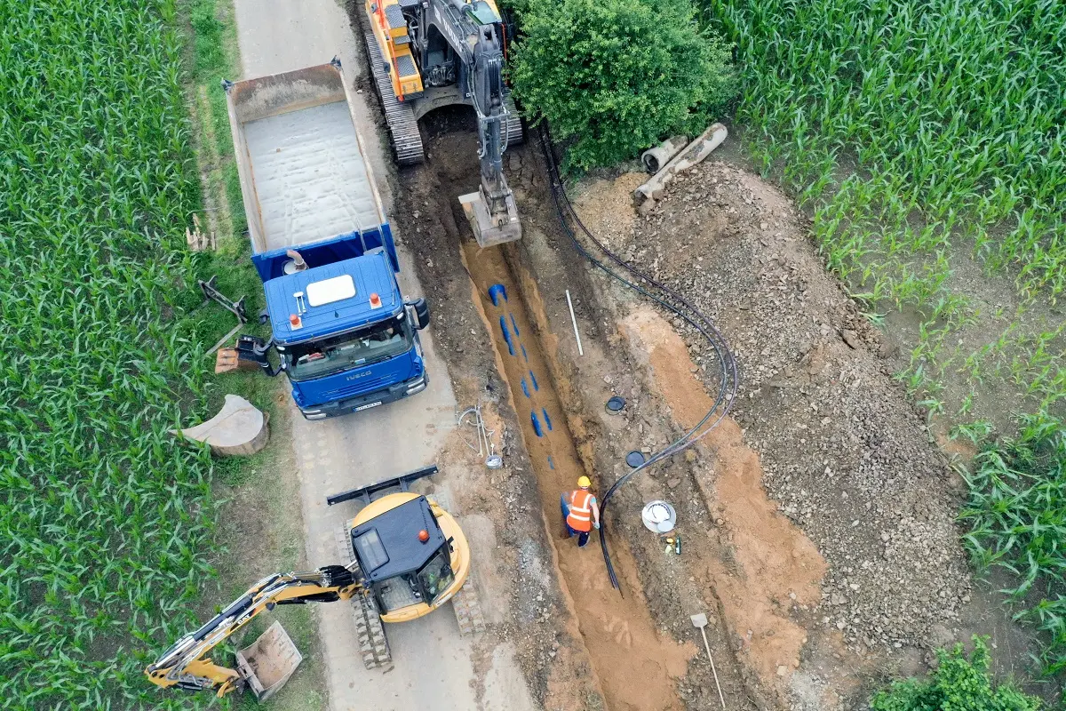 Baustelle: eitungen werden verlegt für das Verbundsystem Westeifel – ein Leuchtturmprojekt.  