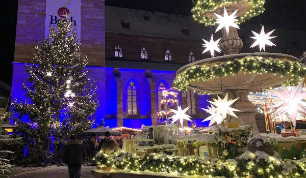 Weihnachtsmarkt mit Weihnachtsschmuck