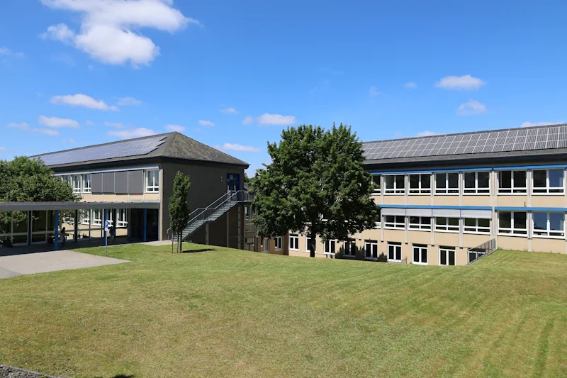 Blick auf das Schulgebäude der Integrierten Gesamtschule (IGS) Morbach. Auf dem Dach ist eine PV-Anlage installiert.