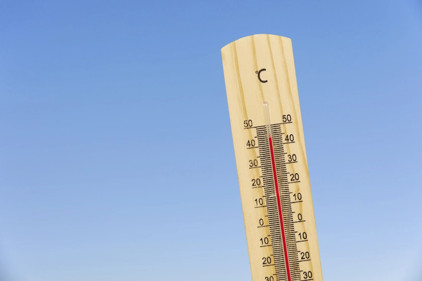Ein Thermometer ist zu sehen, die Temperatur zeigt über 40 Grad an. Im Hintergrund ist  der Himmel zu sehen.